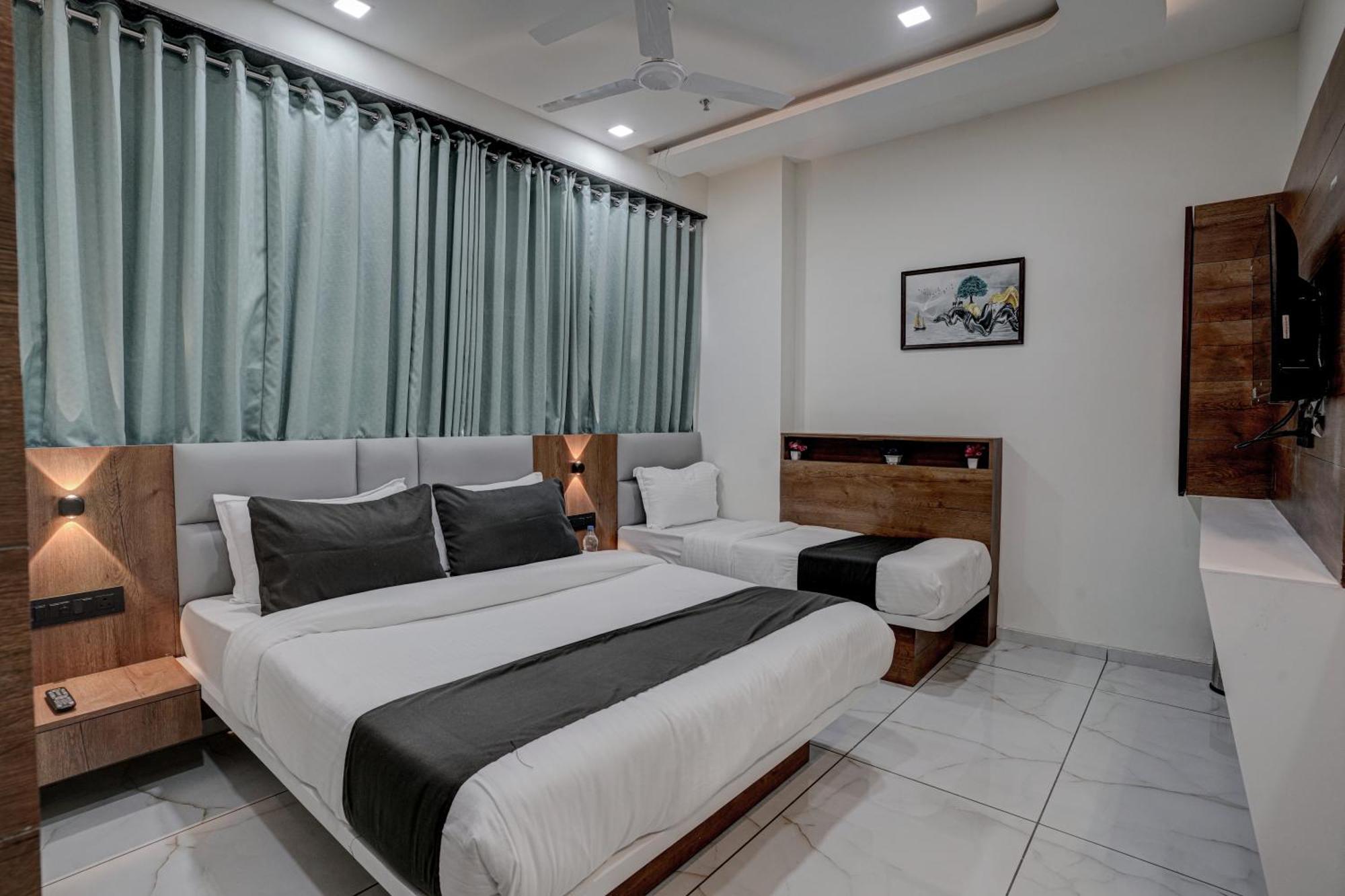 Hotel Paris Plaza Ahmedabad Eksteriør billede