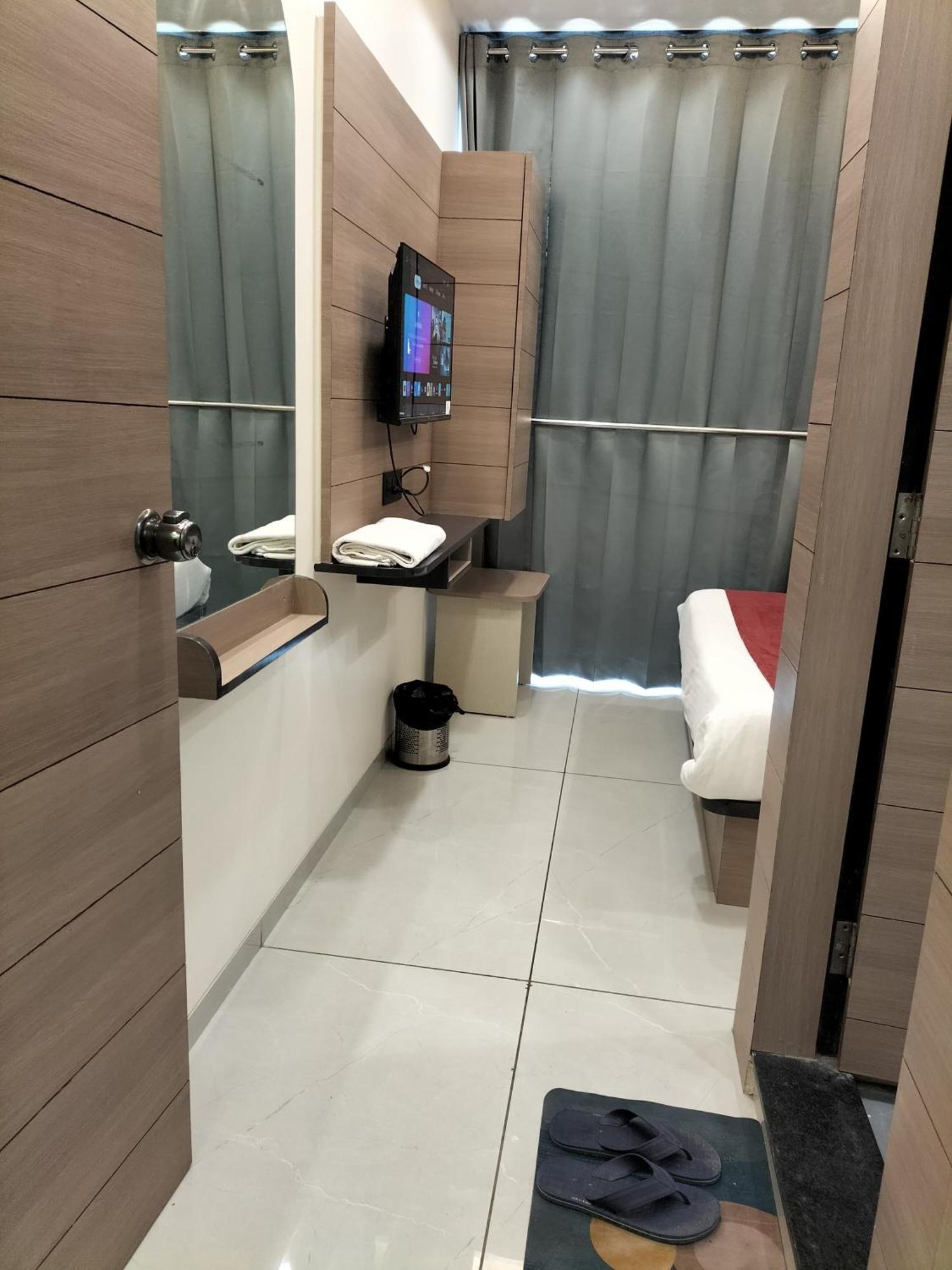 Hotel Paris Plaza Ahmedabad Eksteriør billede
