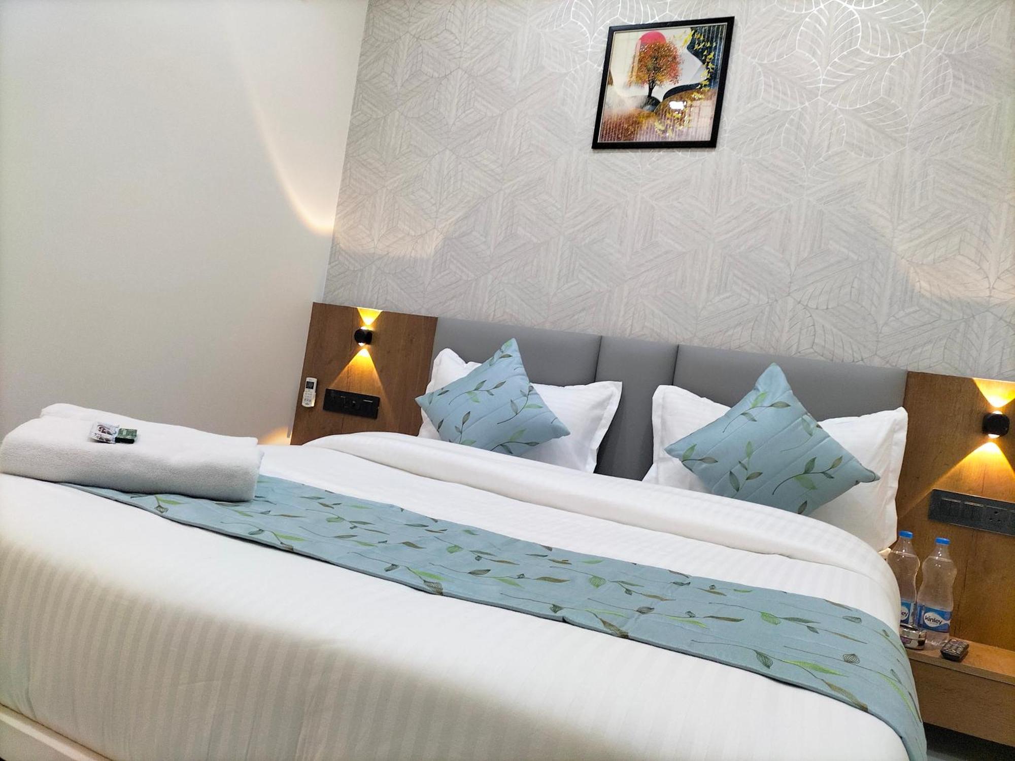 Hotel Paris Plaza Ahmedabad Eksteriør billede