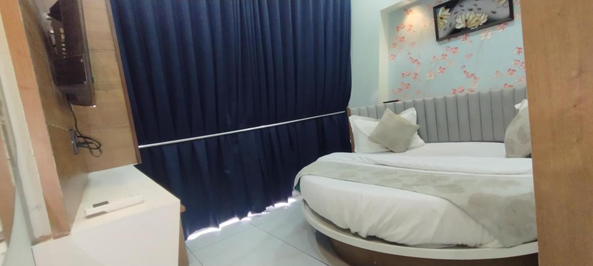 Hotel Paris Plaza Ahmedabad Eksteriør billede
