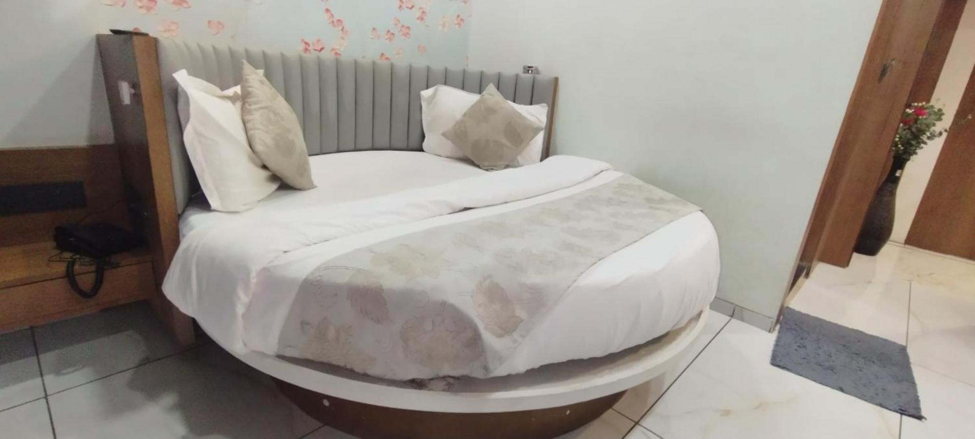 Hotel Paris Plaza Ahmedabad Eksteriør billede