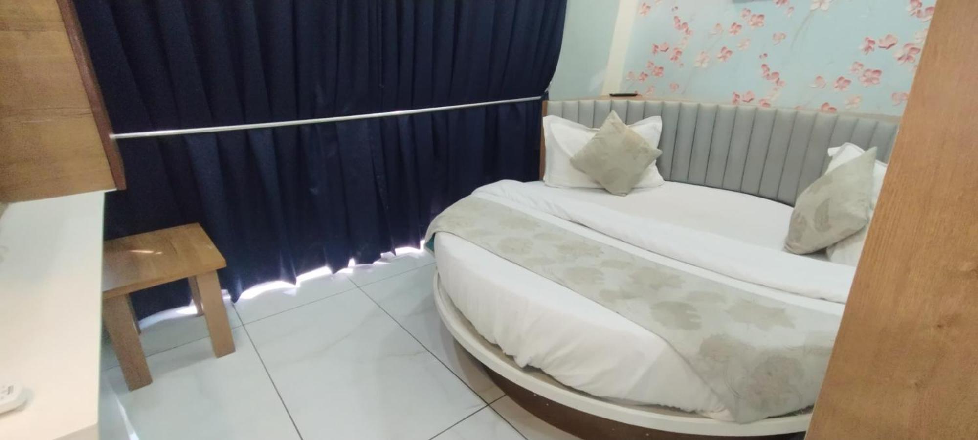 Hotel Paris Plaza Ahmedabad Eksteriør billede